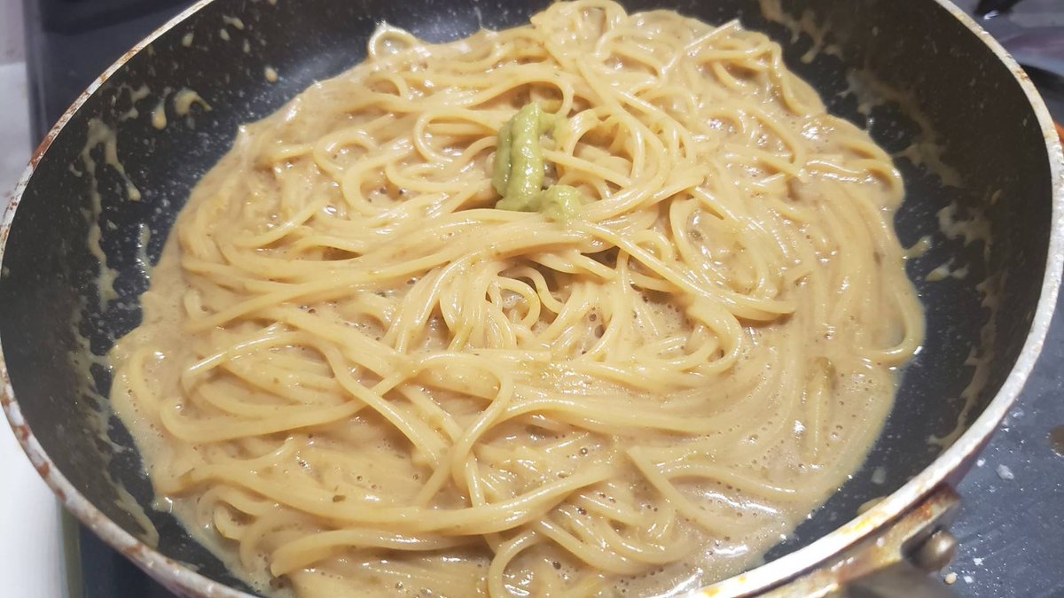 実は『ごはんですよ』は商品名完全無視して『パスタ』に使うのがマジでヤバい旨い  バター10g、ごはんですよ大さじ1半、三倍濃縮麺つゆ大さじ1弱、豆乳100cc温め  塩で茹でたパスタ100gと山葵4センチ入れ温め和え、小葱で海苔わさびクリームパスタ  今からお前の名は【パスタですよ】だよ