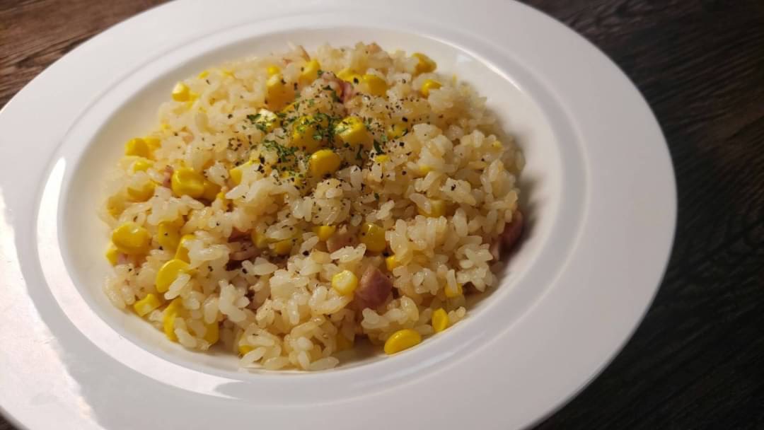 とうもろこしが出回る時期に必ず作るこの炊き込みコーンピラフ、材料ぶちこんでほっとくだけで本当に美味しいんでみかけたら是非…  炊飯器に洗った米2合、コンソメ大1、酒大2、とうもろこし1本、ベーコン90g、バター20g入れ炊き、黒胡椒、醤油大1混ぜ完成  もろこしの芯から甘味が出てマジ最高です… 