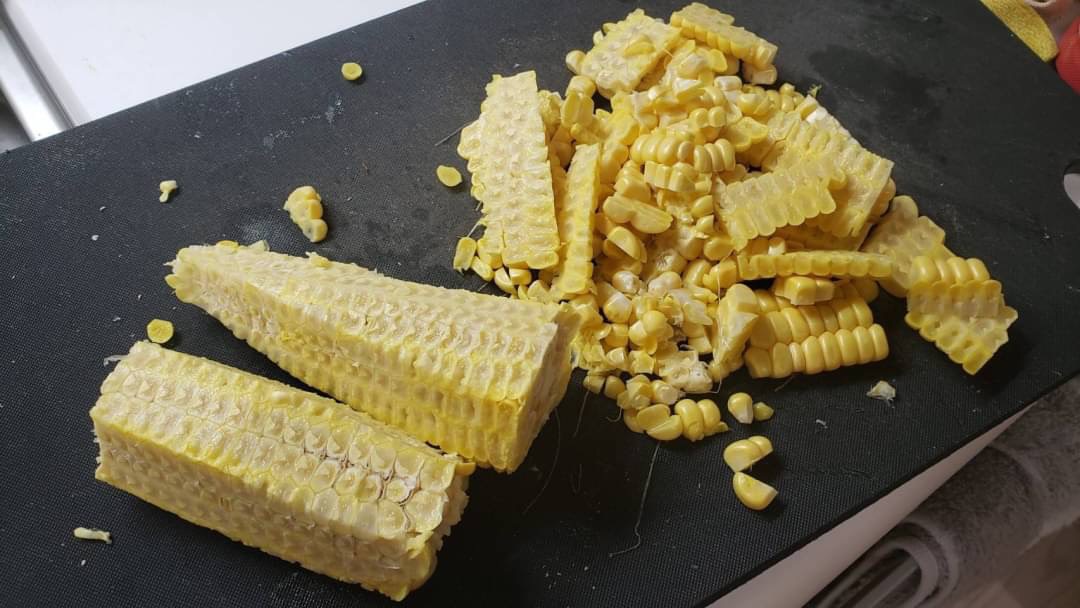 とうもろこしが出回る時期に必ず作るこの炊き込みコーンピラフ、材料ぶちこんでほっとくだけで本当に美味しいんでみかけたら是非…  炊飯器に洗った米2合、コンソメ大1、酒大2、とうもろこし1本、ベーコン90g、バター20g入れ炊き、黒胡椒、醤油大1混ぜ完成  もろこしの芯から甘味が出てマジ最高です… 