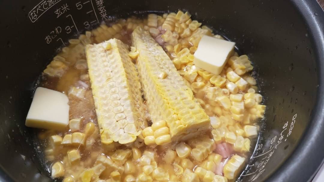 とうもろこしが出回る時期に必ず作るこの炊き込みコーンピラフ、材料ぶちこんでほっとくだけで本当に美味しいんでみかけたら是非…  炊飯器に洗った米2合、コンソメ大1、酒大2、とうもろこし1本、ベーコン90g、バター20g入れ炊き、黒胡椒、醤油大1混ぜ完成  もろこしの芯から甘味が出てマジ最高です… 