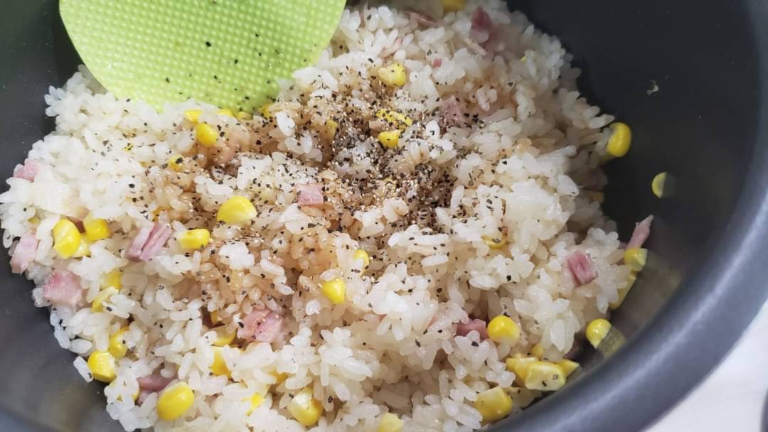 とうもろこしが出回る時期に必ず作るこの炊き込みコーンピラフ、材料ぶちこんでほっとくだけで本当に美味しいんでみかけたら是非…  炊飯器に洗った米2合、コンソメ大1、酒大2、とうもろこし1本、ベーコン90g、バター20g入れ炊き、黒胡椒、醤油大1混ぜ完成  もろこしの芯から甘味が出てマジ最高です… 