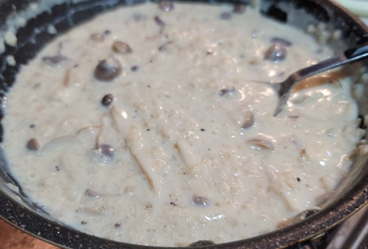 米よりオートミールのが旨いんじゃないかと思う出来、痩せるのに超満足のあるこれ滅茶苦茶推したい  豆乳キノコクリーム痩せ粥  バター5gで塩コショウしたお好きなきのこ50g炒め、豆乳200cc、水100cc、コンソメ小さじ1強、黒胡椒入れ沸かし、オートミール30g入れ3分ほど中火で煮てとろみがついたら完成 