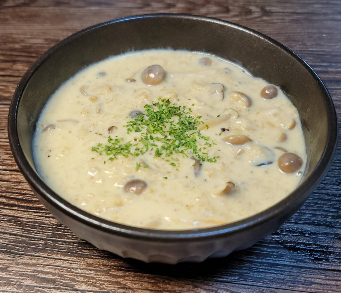 米よりオートミールのが旨いんじゃないかと思う出来、痩せるのに超満足のあるこれ滅茶苦茶推したい  豆乳キノコクリーム痩せ粥  バター5gで塩コショウしたお好きなきのこ50g炒め、豆乳200cc、水100cc、コンソメ小さじ1強、黒胡椒入れ沸かし、オートミール30g入れ3分ほど中火で煮てとろみがついたら完成 