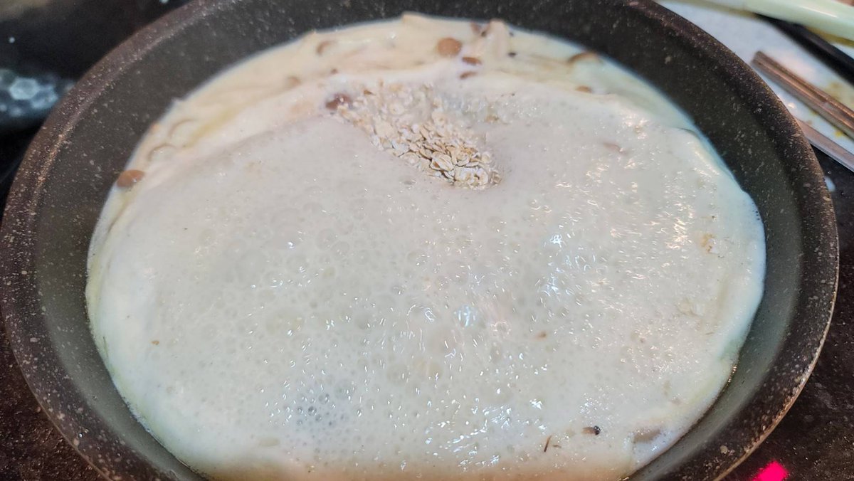 米よりオートミールのが旨いんじゃないかと思う出来、痩せるのに超満足のあるこれ滅茶苦茶推したい  豆乳キノコクリーム痩せ粥  バター5gで塩コショウしたお好きなきのこ50g炒め、豆乳200cc、水100cc、コンソメ小さじ1強、黒胡椒入れ沸かし、オートミール30g入れ3分ほど中火で煮てとろみがついたら完成 