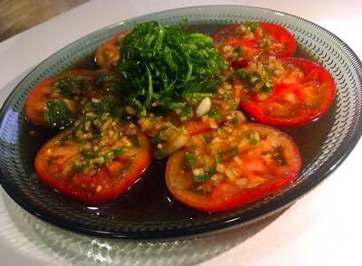 これからが美味しいトマトは大葉と玉葱と一緒にカルパッチョにすると最高です