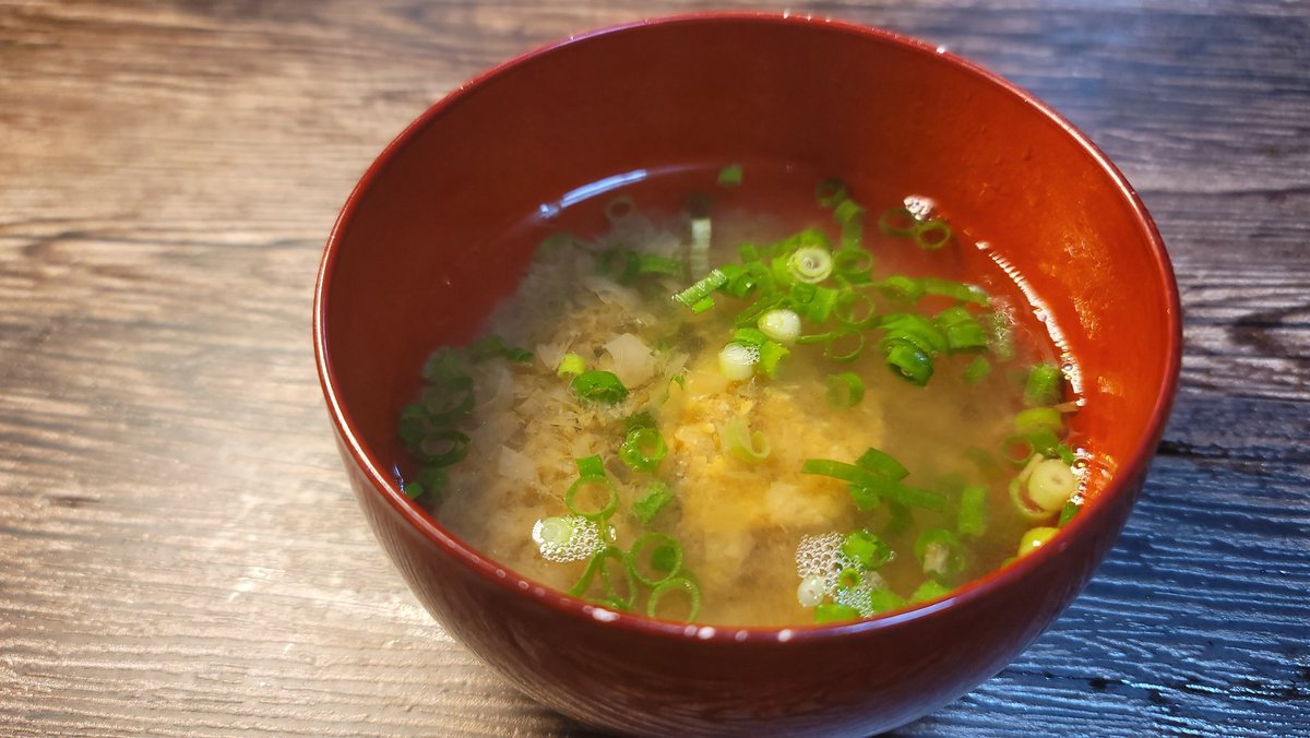 これ熱中症対策にも普段の生活にも超使えるのに何で流行らないかわかんない料理なんですけど  鰹節3gに味噌大さじ1/2、味の素2振りに熱湯150cc注ぐだけで沖縄の即席味噌汁『かちゅーゆー』になるんです  インスタントよりダシ香るし具を入れてもいい、1分で最高に美味しく塩分摂れるから役立ててほしい 