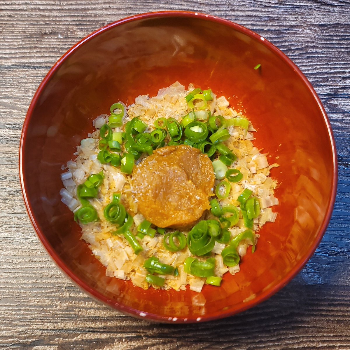 これ熱中症対策にも普段の生活にも超使えるのに何で流行らないかわかんない料理なんですけど  鰹節3gに味噌大さじ1/2、味の素2振りに熱湯150cc注ぐだけで沖縄の即席味噌汁『かちゅーゆー』になるんです  インスタントよりダシ香るし具を入れてもいい、1分で最高に美味しく塩分摂れるから役立ててほしい 