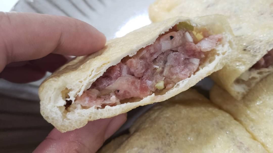 【レンジで作る肉詰め稲荷】 豚挽き肉200g、長ネギ半本50g、おろし生姜10g、塩小1/4、黒胡椒を混ぜ油揚げ二枚を半分に切ったものに詰める 三倍濃縮のめんつゆ大3、水大3、砂糖小1半混ぜかけラップし600w6分チンで完成