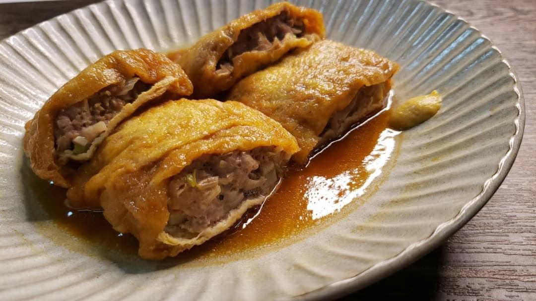 【レンジで作る肉詰め稲荷】 豚挽き肉200g、長ネギ半本50g、おろし生姜10g、塩小1/4、黒胡椒を混ぜ油揚げ二枚を半分に切ったものに詰める 三倍濃縮のめんつゆ大3、水大3、砂糖小1半混ぜかけラップし600w6分チンで完成