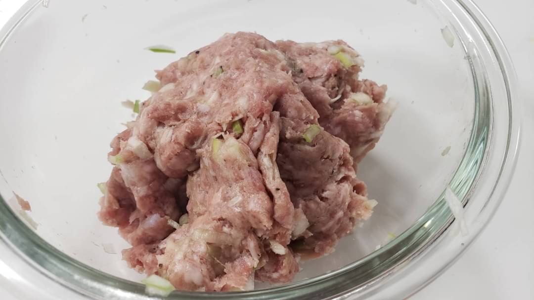 【レンジで作る肉詰め稲荷】 豚挽き肉200g、長ネギ半本50g、おろし生姜10g、塩小1/4、黒胡椒を混ぜ油揚げ二枚を半分に切ったものに詰める 三倍濃縮のめんつゆ大3、水大3、砂糖小1半混ぜかけラップし600w6分チンで完成