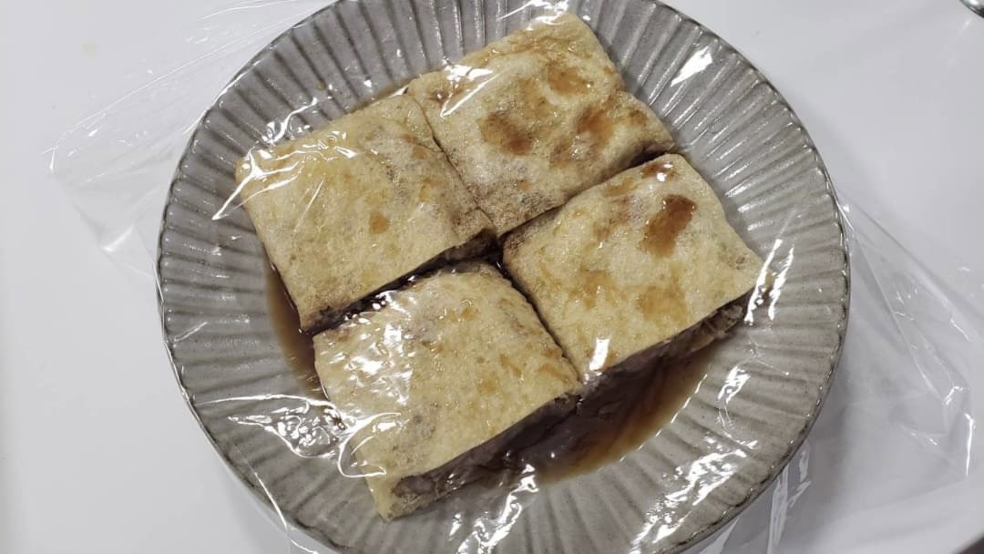 【レンジで作る肉詰め稲荷】 豚挽き肉200g、長ネギ半本50g、おろし生姜10g、塩小1/4、黒胡椒を混ぜ油揚げ二枚を半分に切ったものに詰める 三倍濃縮のめんつゆ大3、水大3、砂糖小1半混ぜかけラップし600w6分チンで完成