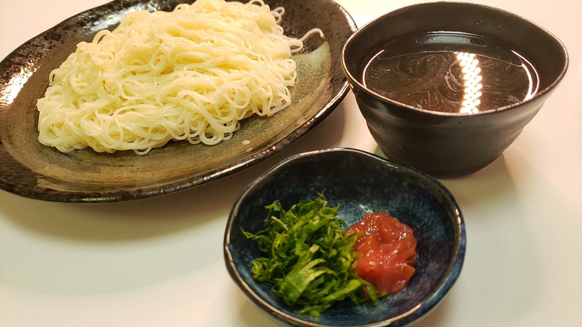 ほうじ茶で素麺つゆ作るの、香ばしくて一気に高級感出るので是非お勧めしたい 「ほうじ茶めんつゆ」 白だし20ccにほうじ茶80cc混ぜ、叩いた梅一個分、大葉三枚、あればゴマ まずはそのままつゆにつけほうじ茶の味を楽しみ、後で梅と大葉を入れ清涼感を楽しんで下さい 夏バテでもするするいけます