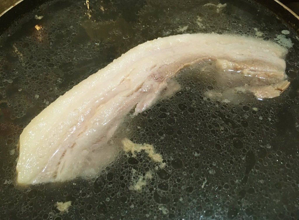 希少な鰻より豚を蒲焼きにした方が幸せになれるって前から言ってる 豚バラ一本を熱湯で蓋して弱火で1時間半程煮てカットし醤油大3、みりんと酒小2ずつ、砂糖小4、味の素3振り煮詰めたタレを塗りながらグリルで焼く 「豚の蒲焼き」 脂の乗り具合と柔らかさが素晴らしく鰻に近い、いや、それ以上だ
