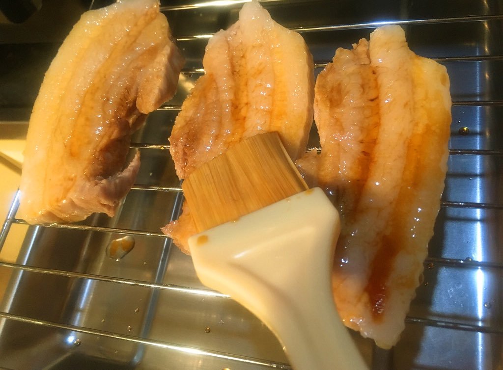 希少な鰻より豚を蒲焼きにした方が幸せになれるって前から言ってる 豚バラ一本を熱湯で蓋して弱火で1時間半程煮てカットし醤油大3、みりんと酒小2ずつ、砂糖小4、味の素3振り煮詰めたタレを塗りながらグリルで焼く 「豚の蒲焼き」 脂の乗り具合と柔らかさが素晴らしく鰻に近い、いや、それ以上だ