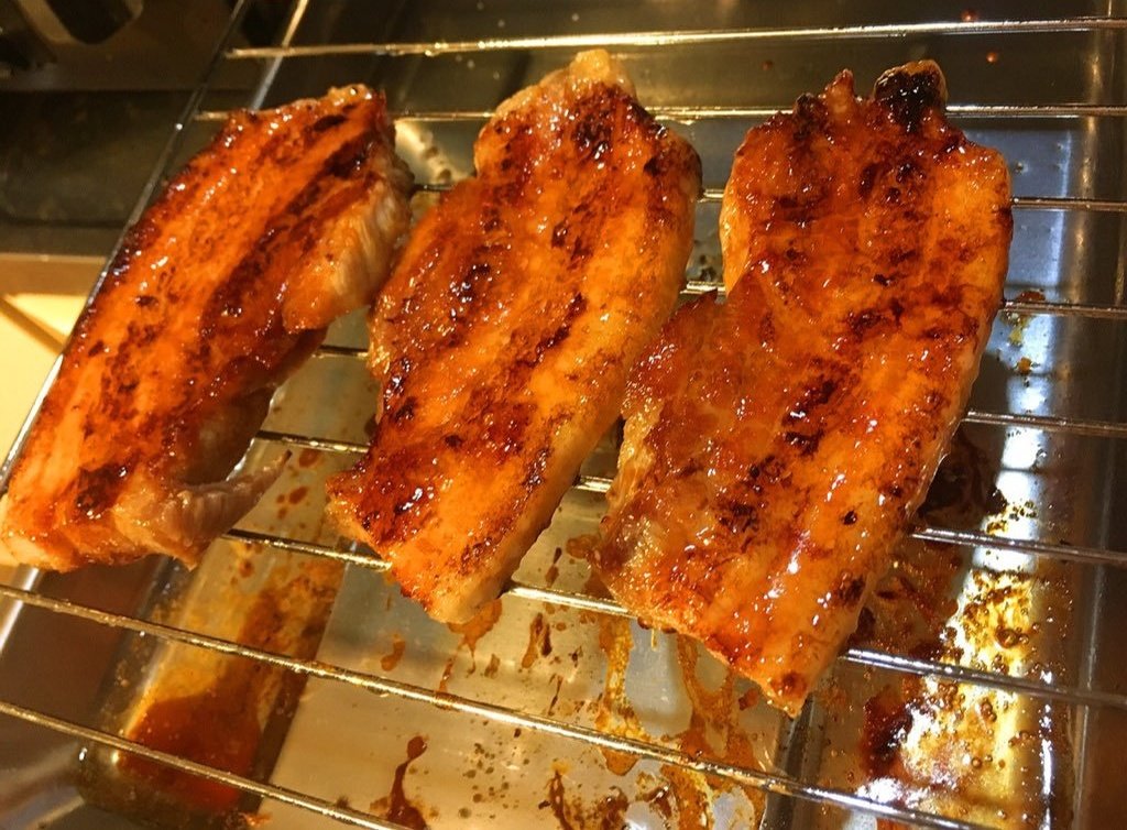 希少な鰻より豚を蒲焼きにした方が幸せになれるって前から言ってる 豚バラ一本を熱湯で蓋して弱火で1時間半程煮てカットし醤油大3、みりんと酒小2ずつ、砂糖小4、味の素3振り煮詰めたタレを塗りながらグリルで焼く 「豚の蒲焼き」 脂の乗り具合と柔らかさが素晴らしく鰻に近い、いや、それ以上だ