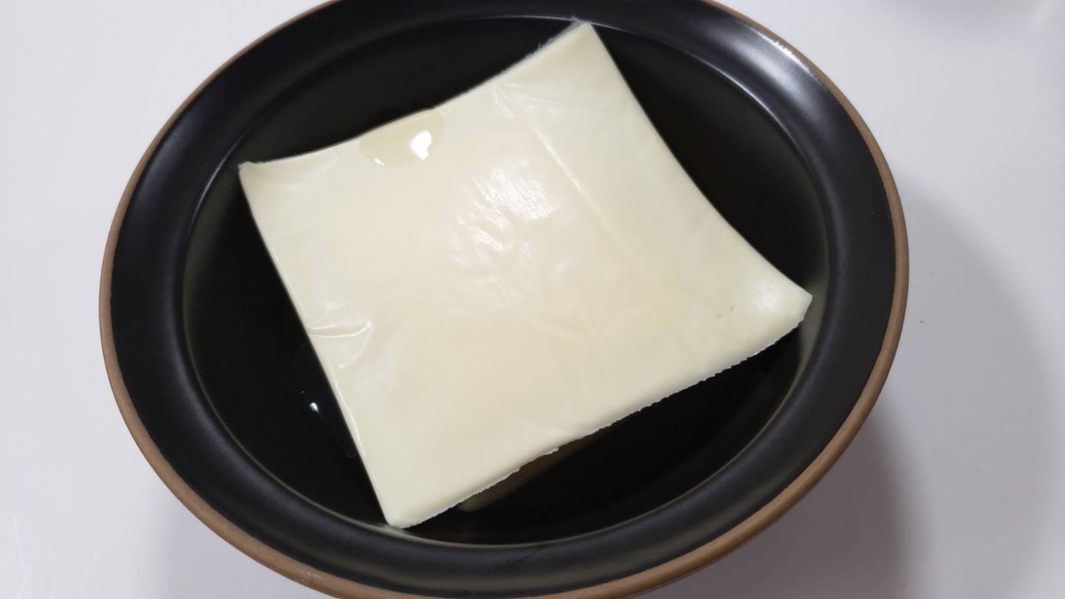 これ本当にヤバいです 卵豆腐に付属のタレをかけてとろけるチーズを乗せ600w1分20秒チンし黒胡椒 たったこれだけでとろぷるな低糖質な神おつまみ 「チーズたまごどうふ」が完成する ぷるぷるの卵豆腐にチーズと出汁の味が絡んで本当に旨い、簡単さと旨さが全く比例してません 全力でオススメです