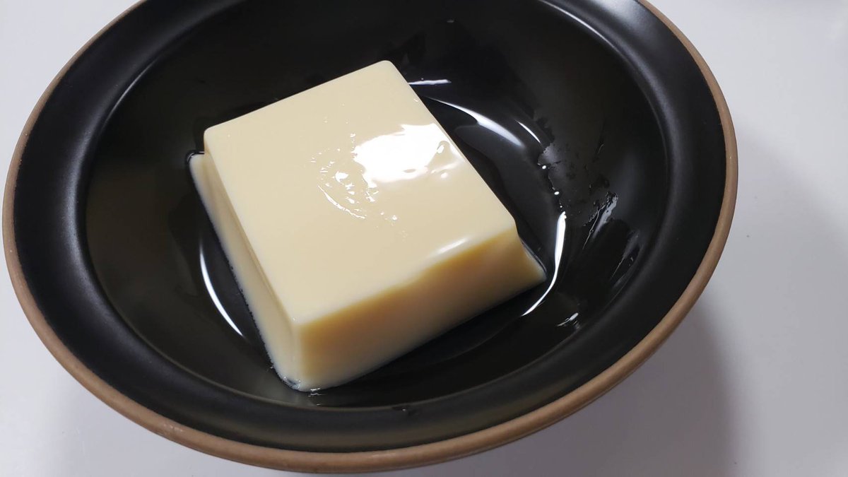 これ本当にヤバいです 卵豆腐に付属のタレをかけてとろけるチーズを乗せ600w1分20秒チンし黒胡椒 たったこれだけでとろぷるな低糖質な神おつまみ 「チーズたまごどうふ」が完成する ぷるぷるの卵豆腐にチーズと出汁の味が絡んで本当に旨い、簡単さと旨さが全く比例してません 全力でオススメです