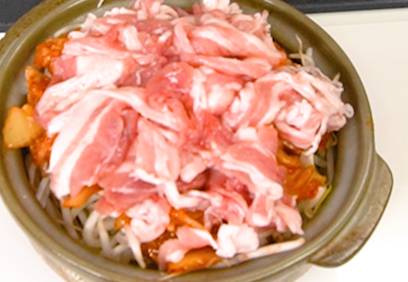 酒の旨みと野菜の水分だけで仕上げる、水を一滴も使わない 「無水キムチ鍋」 鍋にもやし200g、キムチ200g、豚バラ200g、酒大5、白だし大1入れ ごま油大2でにんにく2片炒めたものをかけ蓋をし弱火で20分 ニラ1束入れゴマ、塩を振って食べます 本当にただただ旨いだけの鍋です