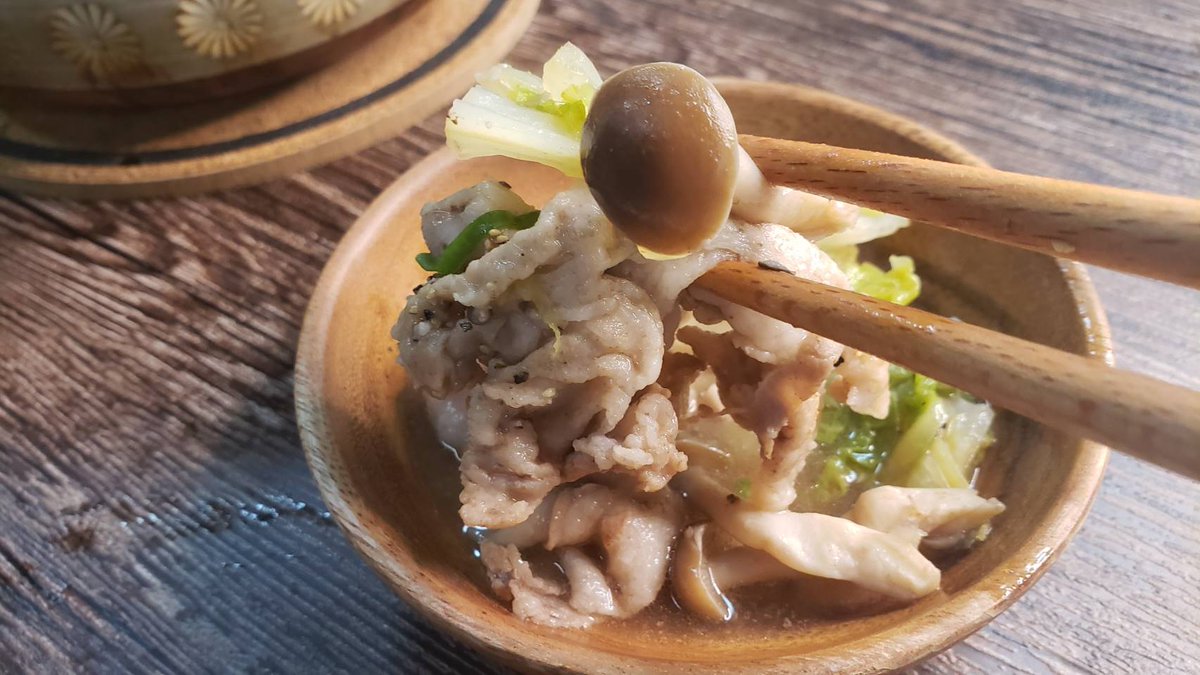 烏龍茶が大量に余ってたのでやけっぱちで鍋にしたら想像の50000倍旨いとんでもない鍋が出来てしまった  『烏龍茶鍋』  鍋に白菜200g、しめじ100g、豚バラ200g、おろしにんにく1片、サントリー烏龍茶250ml、白だし大2、塩小1/4入れ15分ほど煮て黒胡椒と小葱  これから鍋の素は烏龍茶を使う、絶対に #PR 