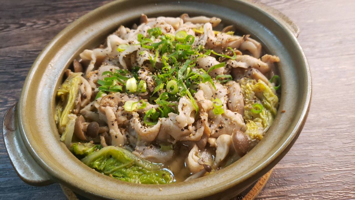 烏龍茶が大量に余ってたのでやけっぱちで鍋にしたら想像の50000倍旨いとんでもない鍋が出来てしまった  『烏龍茶鍋』  鍋に白菜200g、しめじ100g、豚バラ200g、おろしにんにく1片、サントリー烏龍茶250ml、白だし大2、塩小1/4入れ15分ほど煮て黒胡椒と小葱  これから鍋の素は烏龍茶を使う、絶対に #PR 
