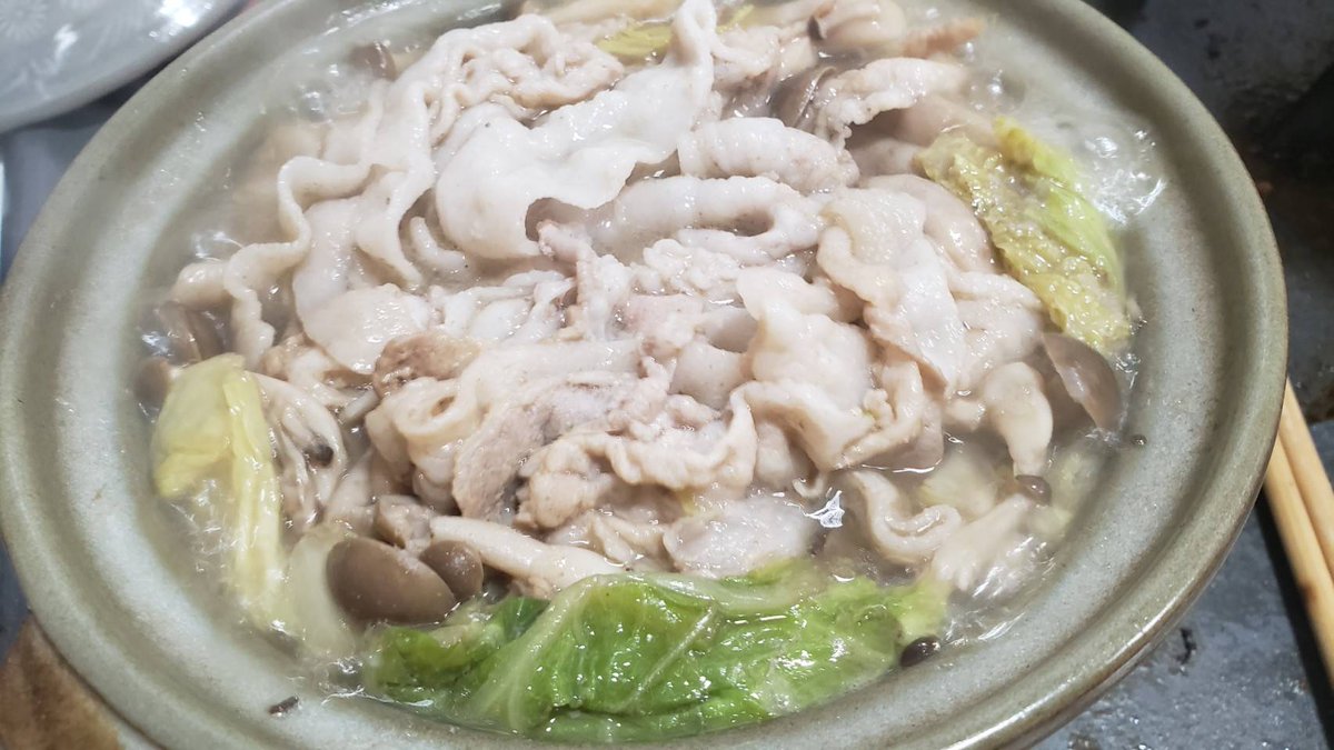 烏龍茶が大量に余ってたのでやけっぱちで鍋にしたら想像の50000倍旨いとんでもない鍋が出来てしまった  『烏龍茶鍋』  鍋に白菜200g、しめじ100g、豚バラ200g、おろしにんにく1片、サントリー烏龍茶250ml、白だし大2、塩小1/4入れ15分ほど煮て黒胡椒と小葱  これから鍋の素は烏龍茶を使う、絶対に #PR 
