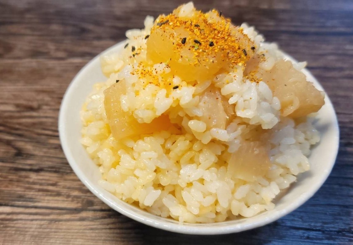 実はローソンっておでんの大根がパックで売っててこれ買うとおでんの濃縮つゆまでもらえるんだけど 炊飯器に洗った米2合、もらえるつゆ1袋、塩小さじ1/3、線まで水入れ大根3個入れ炊き好みで七味、醤油かけると ヤバい炊き込みご飯になる これ大根に味が染み最高に旨いから絶対やってほしい #PR