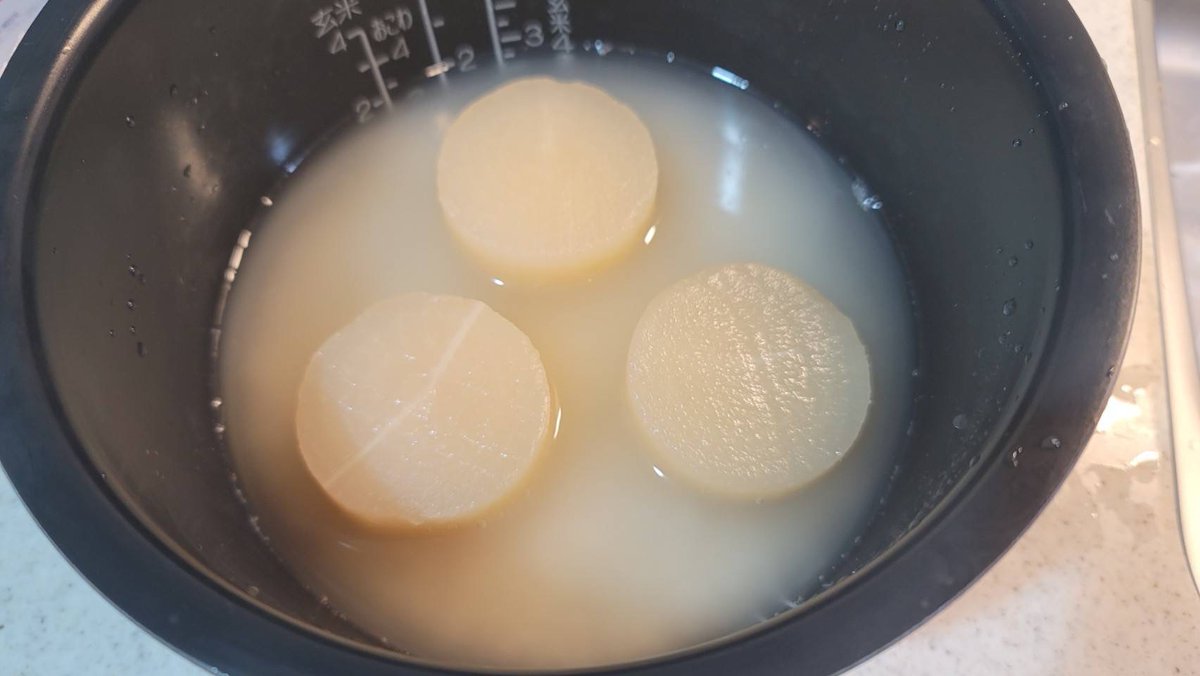 実はローソンっておでんの大根がパックで売っててこれ買うとおでんの濃縮つゆまでもらえるんだけど 炊飯器に洗った米2合、もらえるつゆ1袋、塩小さじ1/3、線まで水入れ大根3個入れ炊き好みで七味、醤油かけると ヤバい炊き込みご飯になる これ大根に味が染み最高に旨いから絶対やってほしい #PR