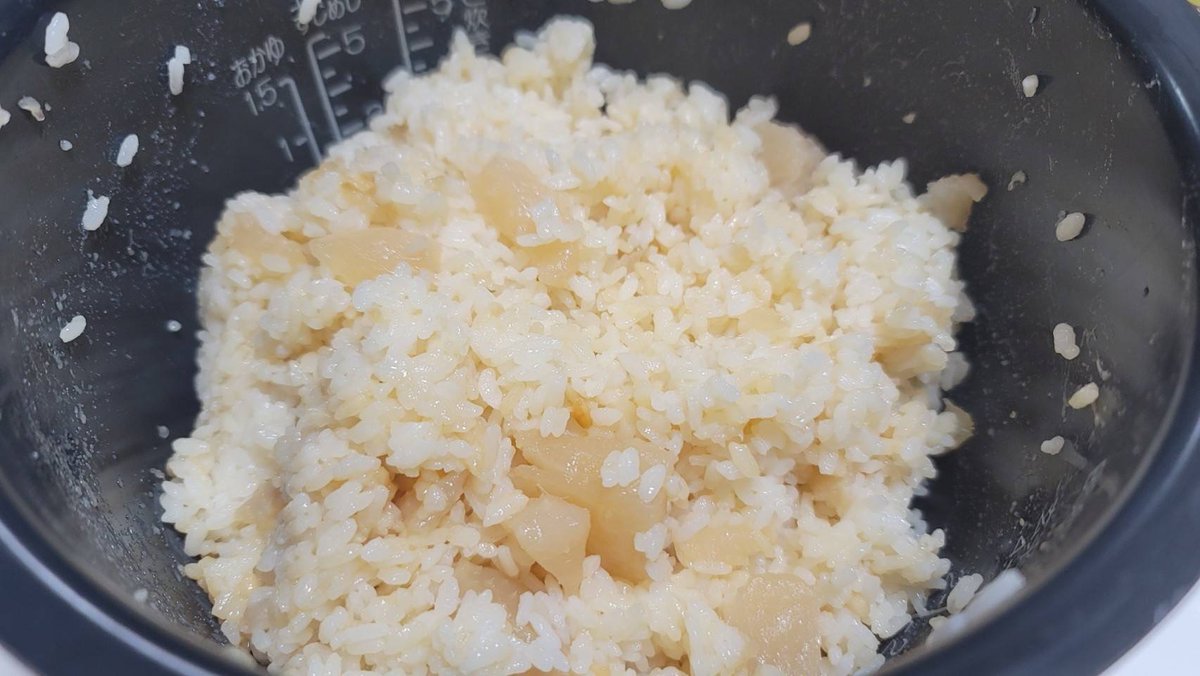 実はローソンっておでんの大根がパックで売っててこれ買うとおでんの濃縮つゆまでもらえるんだけど 炊飯器に洗った米2合、もらえるつゆ1袋、塩小さじ1/3、線まで水入れ大根3個入れ炊き好みで七味、醤油かけると ヤバい炊き込みご飯になる これ大根に味が染み最高に旨いから絶対やってほしい #PR