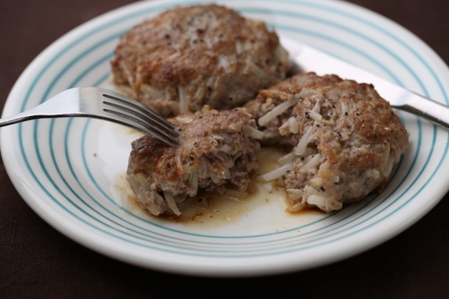 パン粉や卵を一切使わず、もやしをつなぎにするとザクザクで超旨いハンバーグが超簡単に出来る