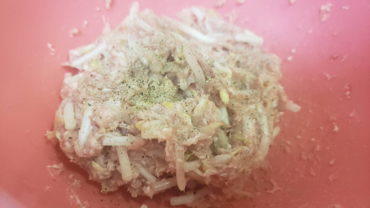 パン粉や卵を一切使わず、もやしをつなぎにするとザクザクで超旨いハンバーグが超簡単に出来る