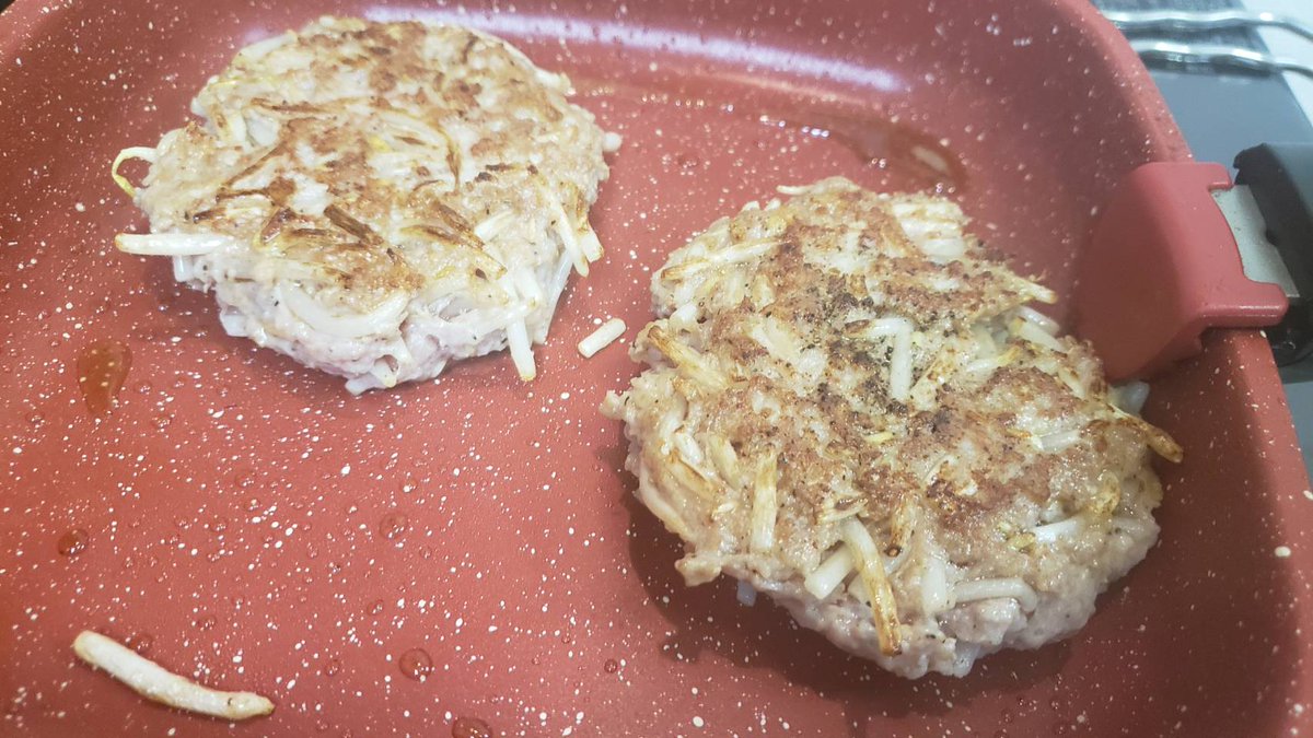 パン粉や卵を一切使わず、もやしをつなぎにするとザクザクで超旨いハンバーグが超簡単に出来る