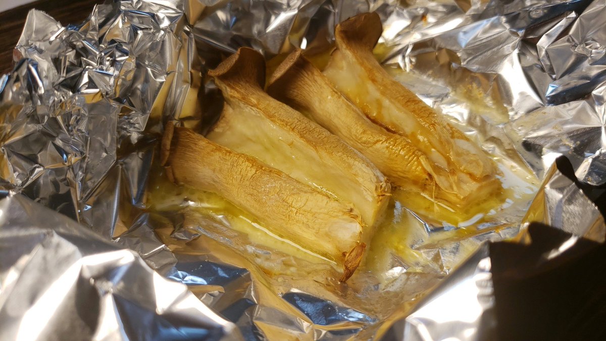 今が旬のエリンギはこう食べるのがマジで一番うまい 真ん中を割って薄切りバターを挟んでオーブントースター200℃で15分焼くだけ じっくりローストされて水分が抜けたエリンギの旨味とバターのコクが凄い 醤油やポン酢もいいけど塩、もしくは塩とレモンが旨い 一度やってみてください