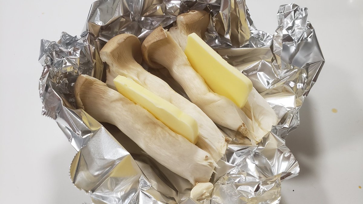 今が旬のエリンギはこう食べるのがマジで一番うまい 真ん中を割って薄切りバターを挟んでオーブントースター200℃で15分焼くだけ じっくりローストされて水分が抜けたエリンギの旨味とバターのコクが凄い 醤油やポン酢もいいけど塩、もしくは塩とレモンが旨い 一度やってみてください