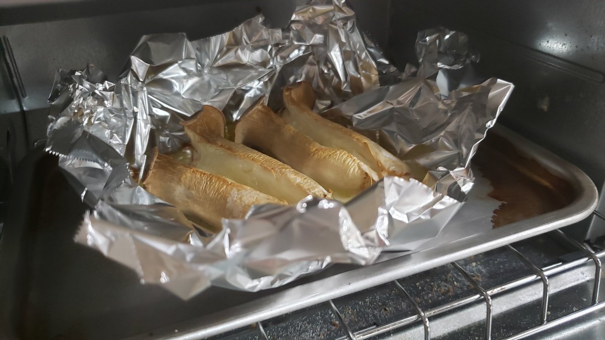 今が旬のエリンギはこう食べるのがマジで一番うまい 真ん中を割って薄切りバターを挟んでオーブントースター200℃で15分焼くだけ じっくりローストされて水分が抜けたエリンギの旨味とバターのコクが凄い 醤油やポン酢もいいけど塩、もしくは塩とレモンが旨い 一度やってみてください