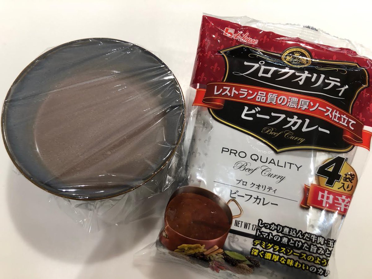レトルトカレーでお店レベルのつけめんのスープが出来るのマジでみんなに知ってもらいたい… 『カレーつけめん』 プロクオリティ1袋、水大さじ5、白だし大さじ1強を混ぜ600w3分チンし、おろしにんにく少々混ぜ黒胡椒と小葱 1分半チンした焼きそば麺を漬けて食べてください