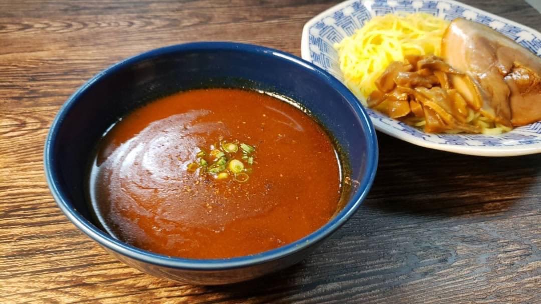 レトルトカレーでお店レベルのつけめんのスープが出来るのマジでみんなに知ってもらいたい… 『カレーつけめん』 プロクオリティ1袋、水大さじ5、白だし大さじ1強を混ぜ600w3分チンし、おろしにんにく少々混ぜ黒胡椒と小葱 1分半チンした焼きそば麺を漬けて食べてください