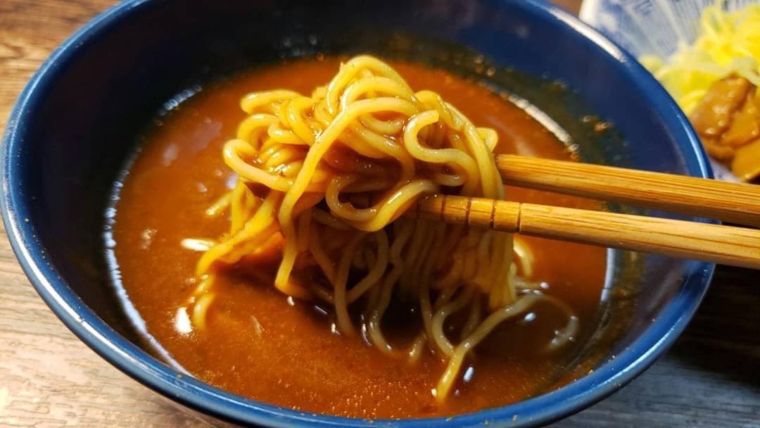 レトルトカレーでお店レベルのつけめんのスープが出来るのマジでみんなに知ってもらいたい… 『カレーつけめん』 プロクオリティ1袋、水大さじ5、白だし大さじ1強を混ぜ600w3分チンし、おろしにんにく少々混ぜ黒胡椒と小葱 1分半チンした焼きそば麺を漬けて食べてください