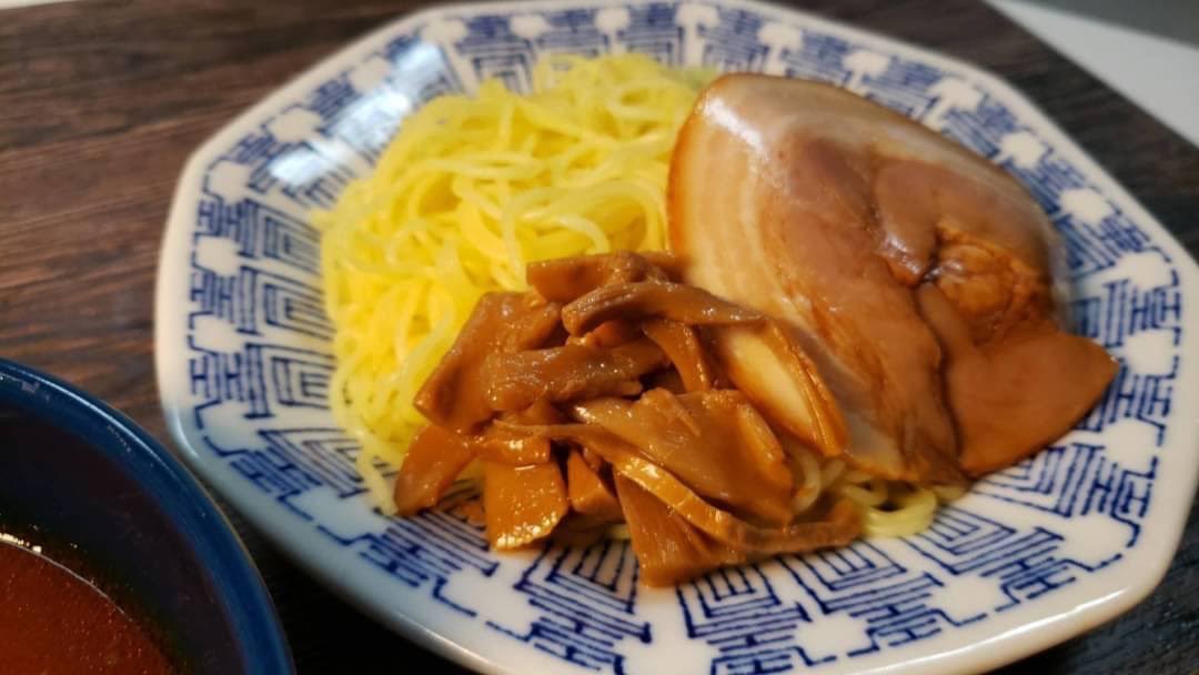 レトルトカレーでお店レベルのつけめんのスープが出来るのマジでみんなに知ってもらいたい… 『カレーつけめん』 プロクオリティ1袋、水大さじ5、白だし大さじ1強を混ぜ600w3分チンし、おろしにんにく少々混ぜ黒胡椒と小葱 1分半チンした焼きそば麺を漬けて食べてください