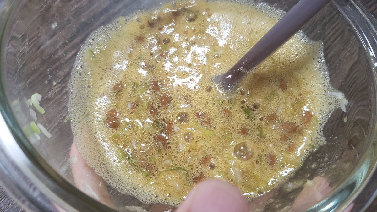 納豆たまごかけご飯が話題ですが、正直あんなに旨いもんはない 家で納豆というといつもあれだった、それくらい毎日食えるほど旨い 納豆1パックに付属タレとからし、長葱1/3本40gを混ぜ、卵一個、味の素3振りと醤油小さじ1弱混ぜ米とかっこむ 米が飲み物と化す、やったことない人は絶対やってほしい