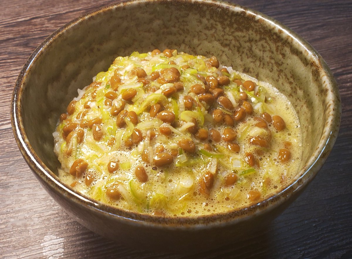 納豆たまごかけご飯が話題ですが、正直あんなに旨いもんはない 家で納豆というといつもあれだった、それくらい毎日食えるほど旨い 納豆1パックに付属タレとからし、長葱1/3本40gを混ぜ、卵一個、味の素3振りと醤油小さじ1弱混ぜ米とかっこむ 米が飲み物と化す、やったことない人は絶対やってほしい