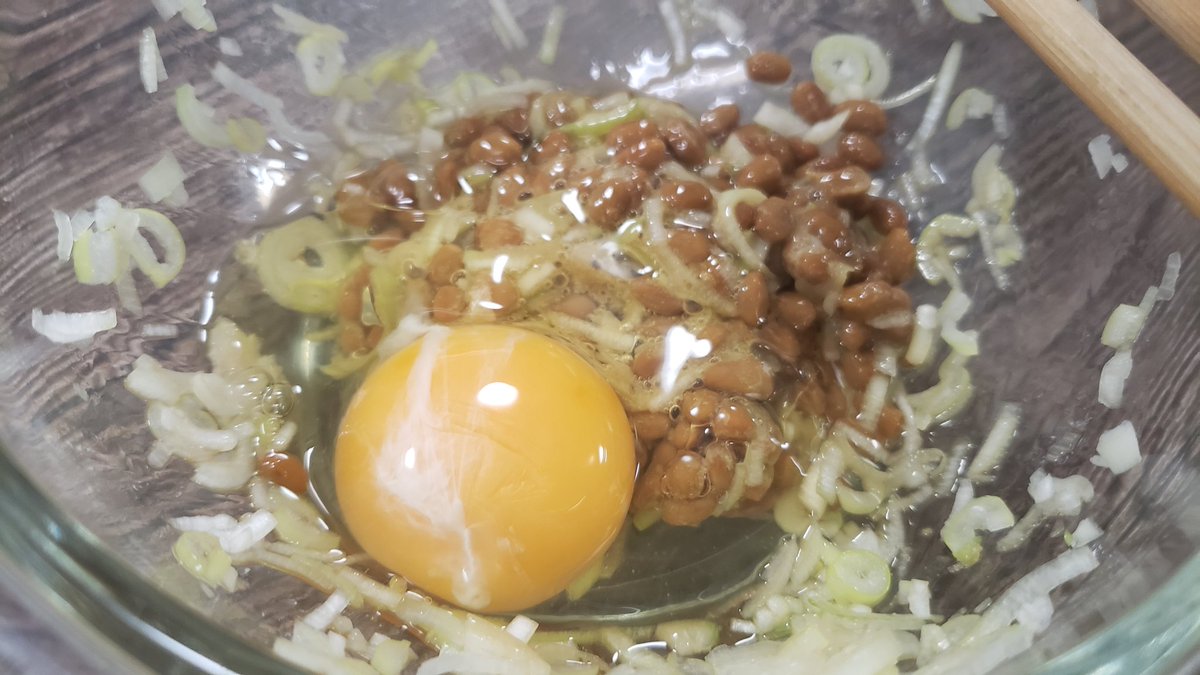 納豆たまごかけご飯が話題ですが、正直あんなに旨いもんはない 家で納豆というといつもあれだった、それくらい毎日食えるほど旨い 納豆1パックに付属タレとからし、長葱1/3本40gを混ぜ、卵一個、味の素3振りと醤油小さじ1弱混ぜ米とかっこむ 米が飲み物と化す、やったことない人は絶対やってほしい