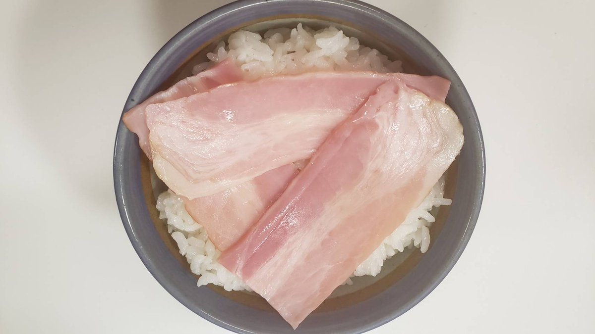 大好きなベーコンエッグ丼をいちいち焼くのが面倒くせえのでレンジで作ったら 【世界一簡単なベーコンエッグ丼】が完成しました ご飯200gの真ん中を窪ませハーフベーコン3枚のせ卵を一個割る、卵黄に穴をあけラップせず600w2分チンし完成 味の素3振りと好みの量の醤油でどうぞ