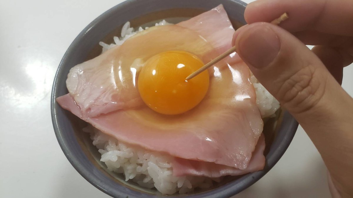 大好きなベーコンエッグ丼をいちいち焼くのが面倒くせえのでレンジで作ったら 【世界一簡単なベーコンエッグ丼】が完成しました ご飯200gの真ん中を窪ませハーフベーコン3枚のせ卵を一個割る、卵黄に穴をあけラップせず600w2分チンし完成 味の素3振りと好みの量の醤油でどうぞ