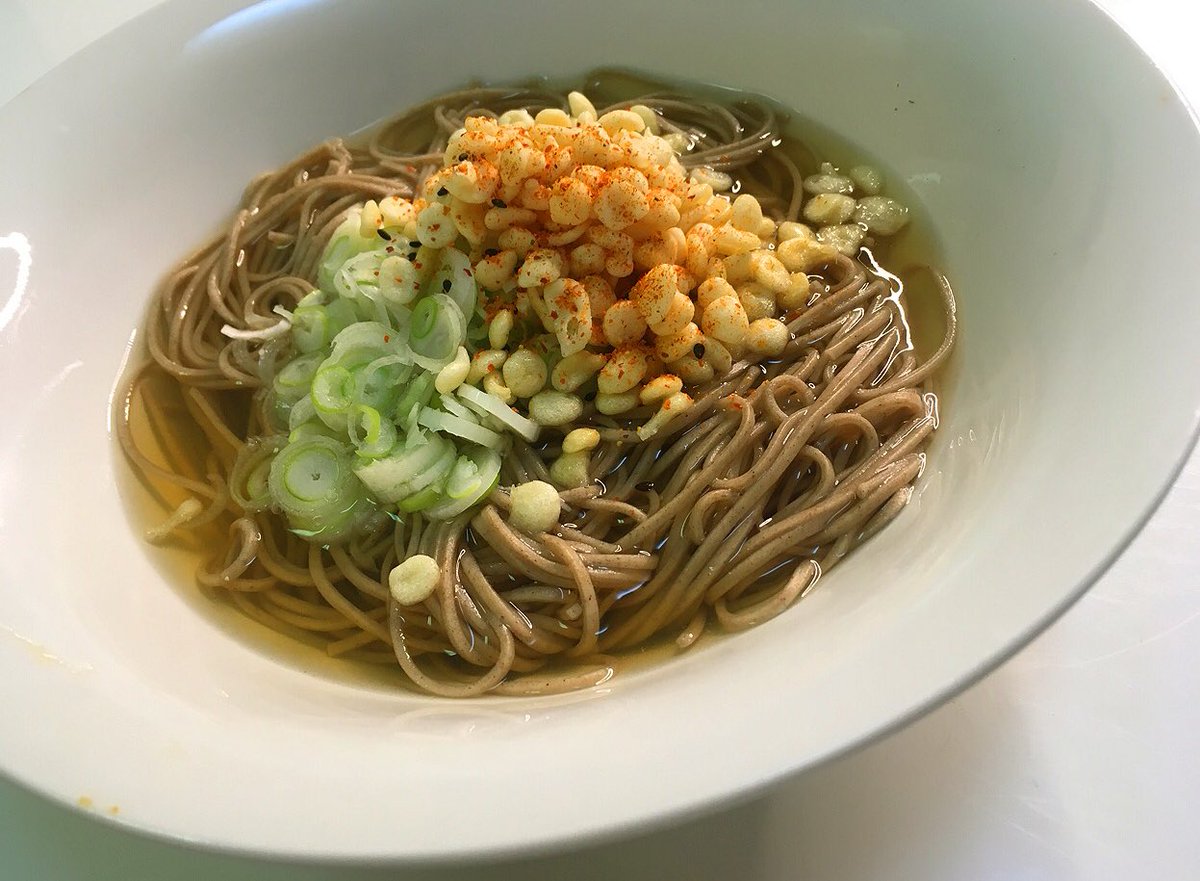 毎年変わらぬ年越しそばを食べている皆様に朗報なんですが、蕎麦つゆをほうじ茶で作るとマジでいつもの蕎麦が簡単にランクアップします 「ほうじ茶そば」 ほうじ茶300cc、白だし大さじ2、塩を沸かし、茹でた蕎麦一人前にかけ天かすとネギ乗せるだけ 香ばしい蕎麦つゆがなんとも旨い、是非お試しを
