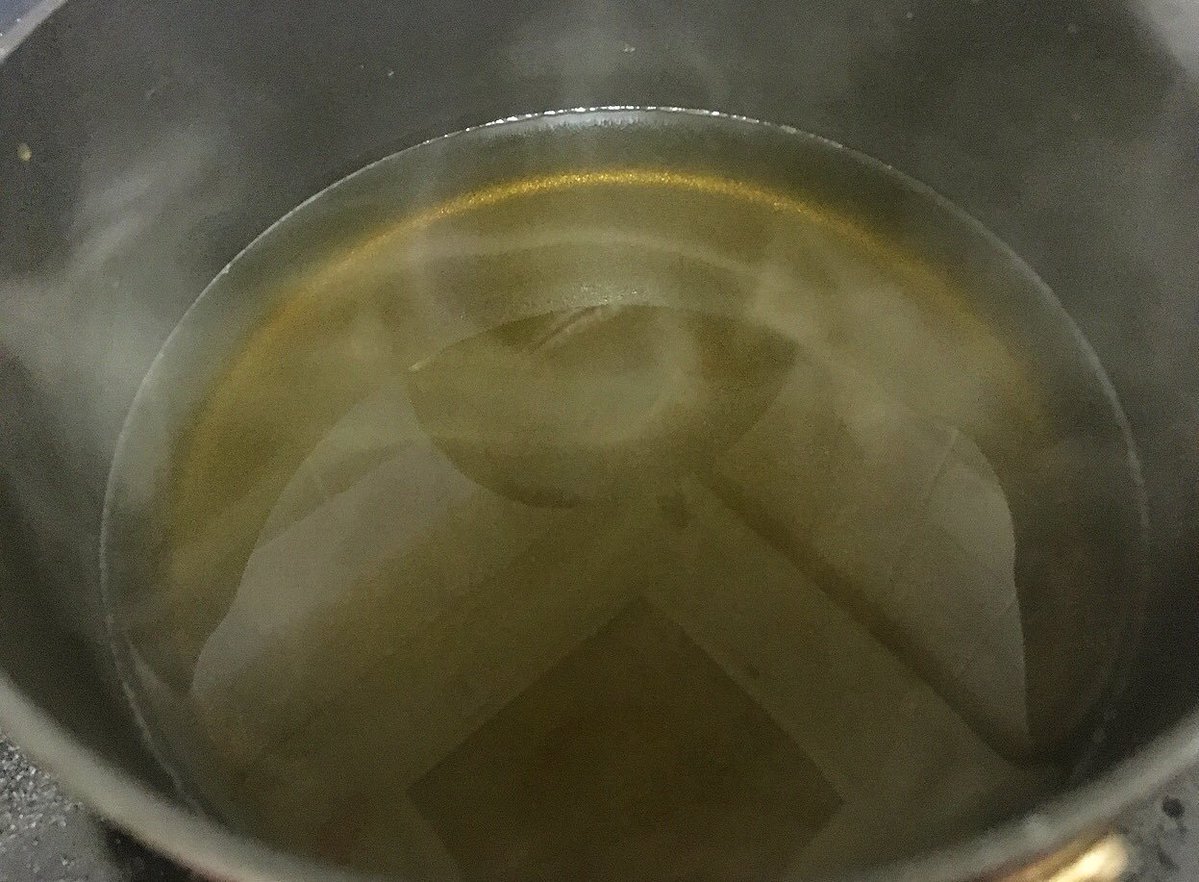 毎年変わらぬ年越しそばを食べている皆様に朗報なんですが、蕎麦つゆをほうじ茶で作るとマジでいつもの蕎麦が簡単にランクアップします 「ほうじ茶そば」 ほうじ茶300cc、白だし大さじ2、塩を沸かし、茹でた蕎麦一人前にかけ天かすとネギ乗せるだけ 香ばしい蕎麦つゆがなんとも旨い、是非お試しを