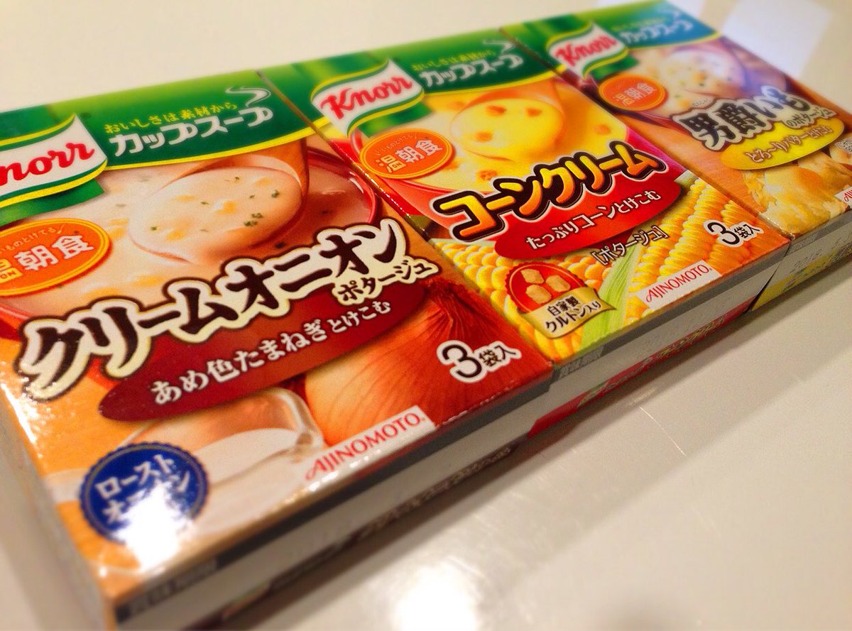 夕食難民の皆様にいつでも買えるコンビニの食材だけでできる絶品カルボナーラを伝えたい… ボールにカップスープ一袋とオリーブ油大1、バター10g卵一個、炒めたベーコン40gを入れ混ぜ茹でたてのパスタ100g入れ和え黒胡椒と粉チーズ 味はポタージュ系ならなんでも