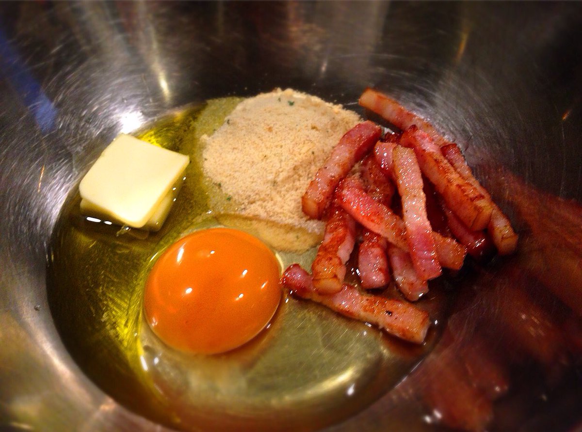 夕食難民の皆様にいつでも買えるコンビニの食材だけでできる絶品カルボナーラを伝えたい… ボールにカップスープ一袋とオリーブ油大1、バター10g卵一個、炒めたベーコン40gを入れ混ぜ茹でたてのパスタ100g入れ和え黒胡椒と粉チーズ 味はポタージュ系ならなんでも