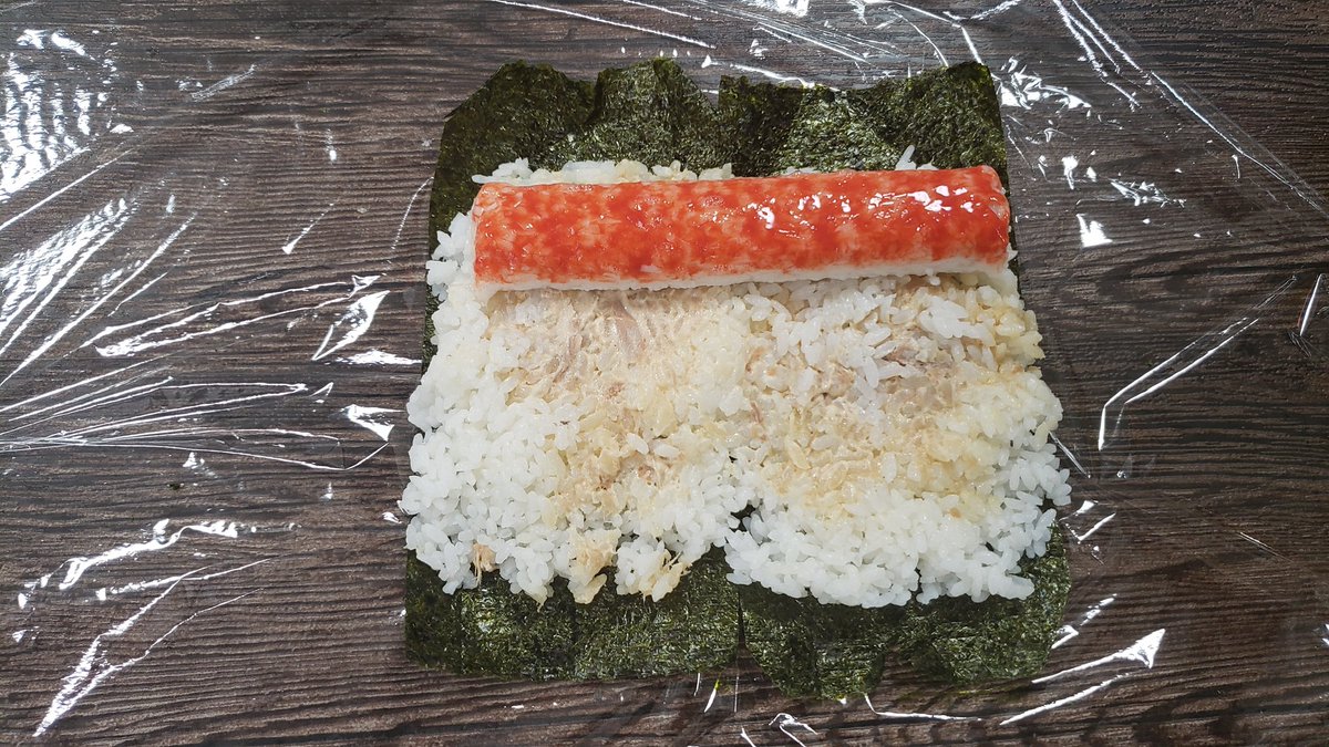 作るのが死ぬほどめんどくさい  『海鮮恵方巻き』  を「コンビニ食材」で「5分」で「300円台」の条件で作る方法考えました  今からでも節分に間に合うから全員どや顔で手作り恵方巻き作ってください  工作気分でお子様と一緒に作れますしかもめちゃくちゃ旨い  もう恵方巻きはこれでいく(確信) 