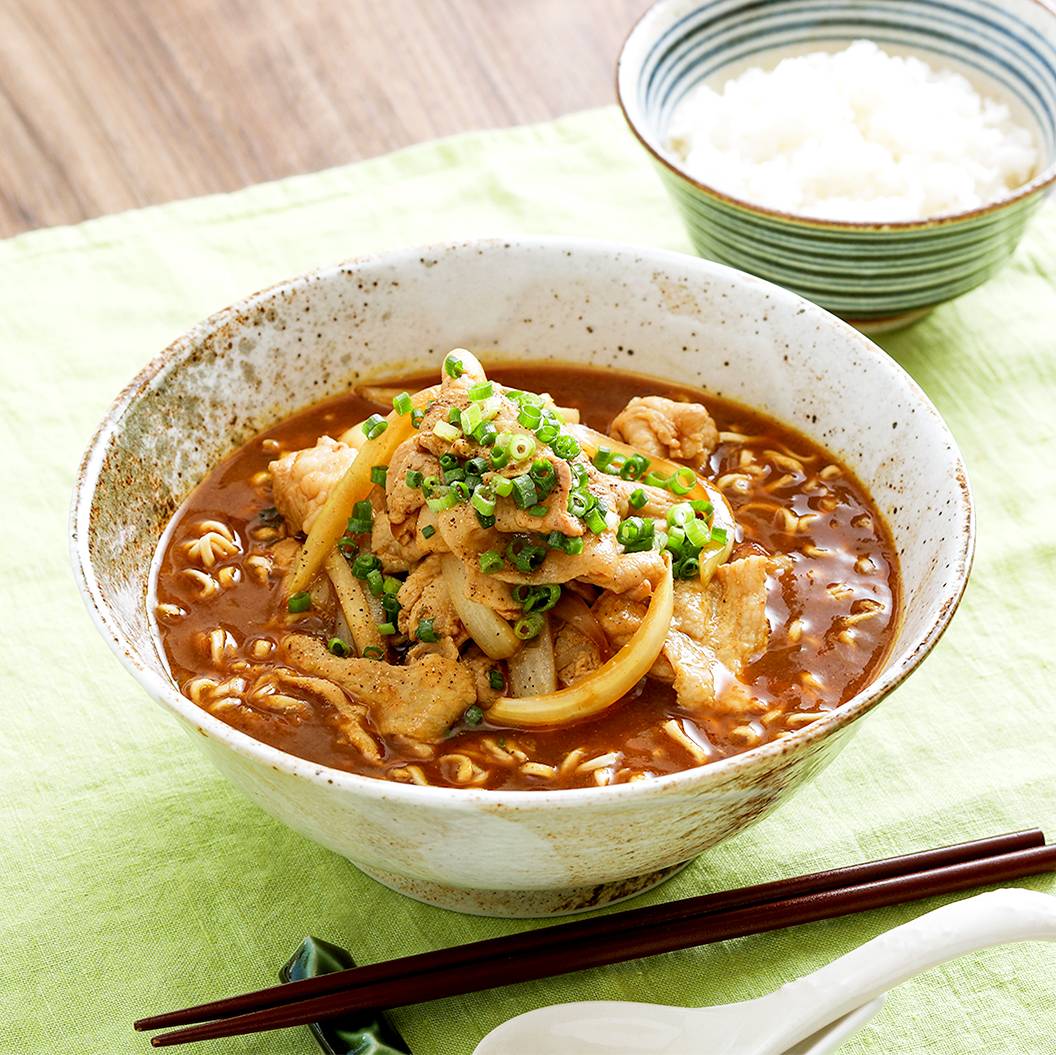 サッポロ一番にジャワカレー入れたカレーラーメン、マジウマいからトレンドに乗じてマジ広めたい  鍋に豚バラ80g、玉葱1/4個入れ炒め、水500cc入れ沸かし麺を茹で  付属のスープとジャワカレー1片入れスパイスをかけるだけ  麺は醤油味ね  残った汁にご飯とチーズ入れてチンして温玉でマジで天国逝ける 