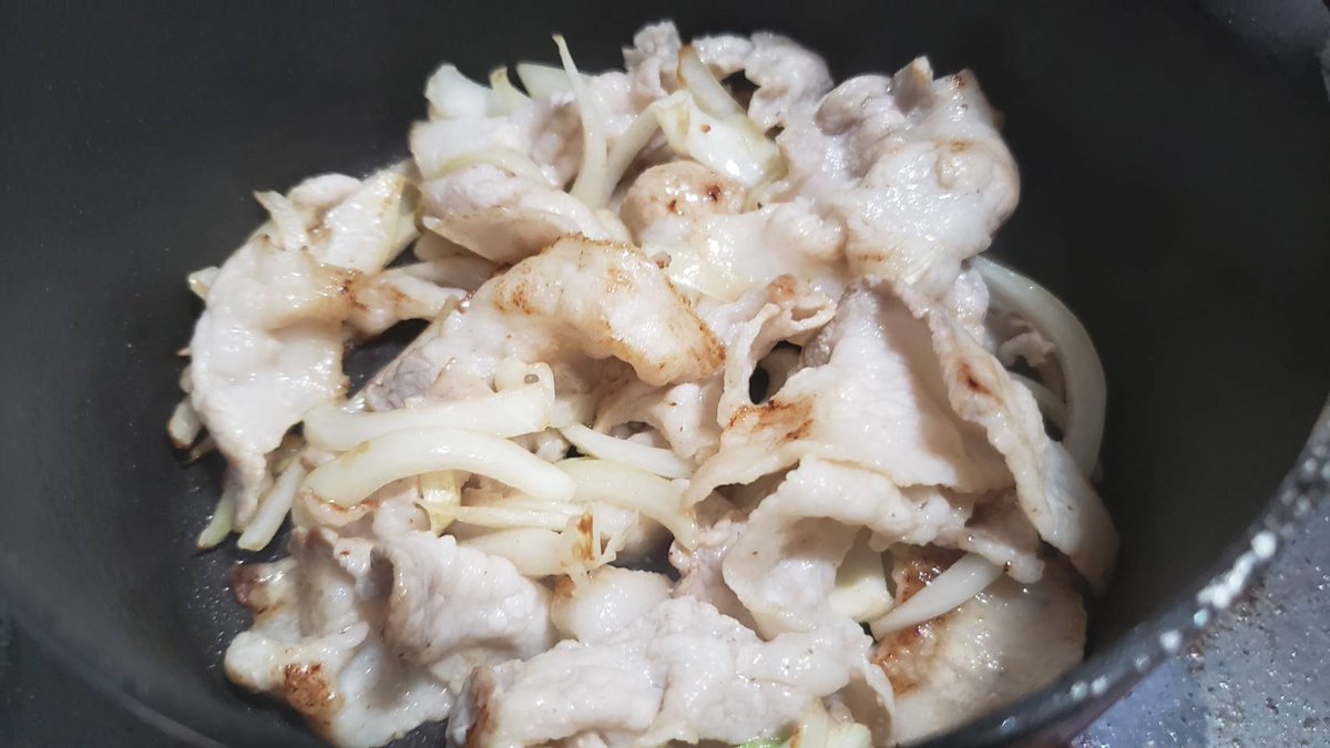 サッポロ一番にジャワカレー入れたカレーラーメン、マジウマいからトレンドに乗じてマジ広めたい  鍋に豚バラ80g、玉葱1/4個入れ炒め、水500cc入れ沸かし麺を茹で  付属のスープとジャワカレー1片入れスパイスをかけるだけ  麺は醤油味ね  残った汁にご飯とチーズ入れてチンして温玉でマジで天国逝ける 